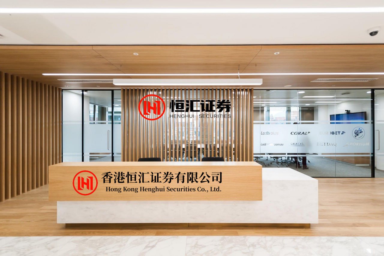 飞乐乐 王晓晨短裙露面陷入尴尬局面，刘浩存长裤造型反而大获好评?